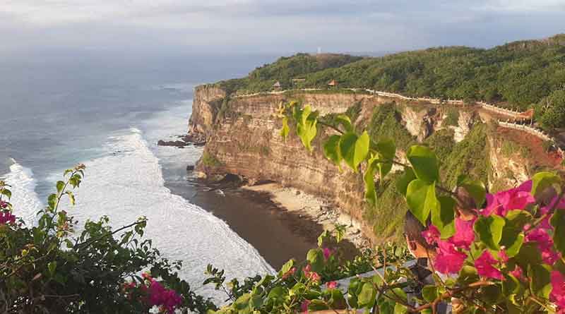 Pura Uluwatu Bali – Lokasi, Harga Tiket dan Daya Tarik yang Eksotis