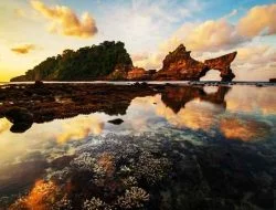 Pantai Atuh, Spot Terbaik Melihat Sunrise di Nusa Penida