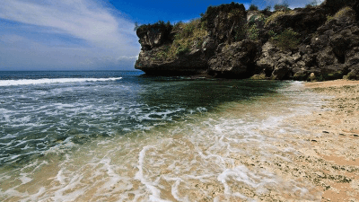 Pantai Balangan: Surga Tenang di Ujung Bukit yang Menyihir Jiwa